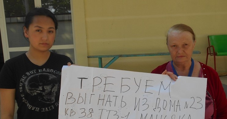 Севинч Колесникова и Елена Урлаева 1 мая на пикете в Ташкенте; фото: ПАУ