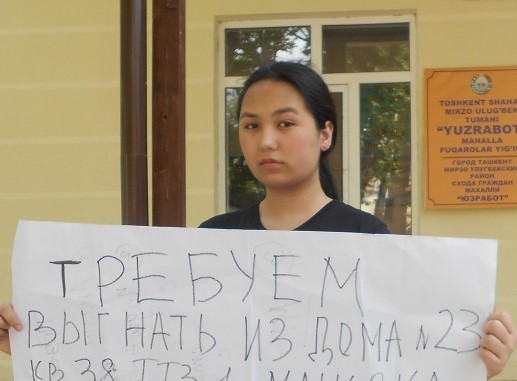 Севинч Колесникова на пикете в Ташкенте 1 мая; фото: ПАУ