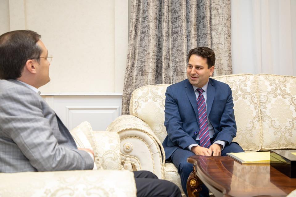 Стив Свердов (справа) на встрече с Комилом Алламжоновым 10 июня в Ташкенте; фото: Facebook