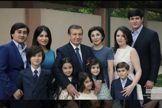 Президент РУз Шавкат Мирзиёев с супругой, детьми и внуками; фото: bypass.osiland.com