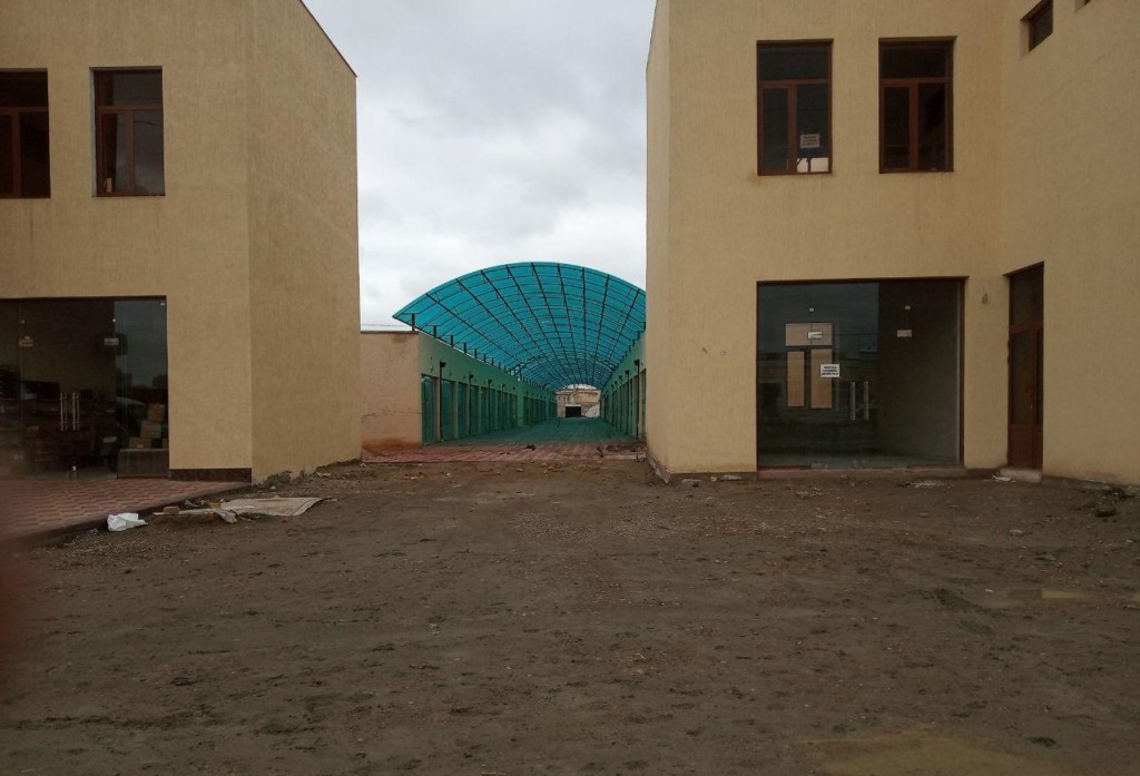 Так выглядит центральный вход в Бухарский вещевой торговый комплекс на самом деле; Ц-1