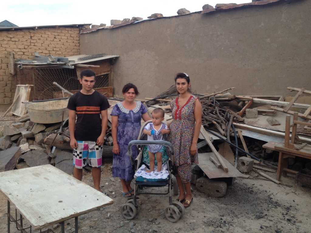 Феруза Норкузиева в детьми на новом участке на окраине Джизака; Ц-1