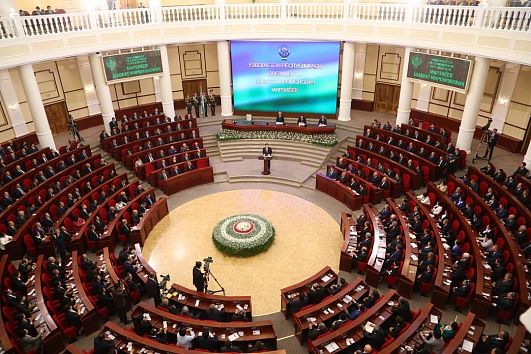 В парламенте Узбекистана нет ни одного представителя оппозиции; фото: parliament.gov.uz