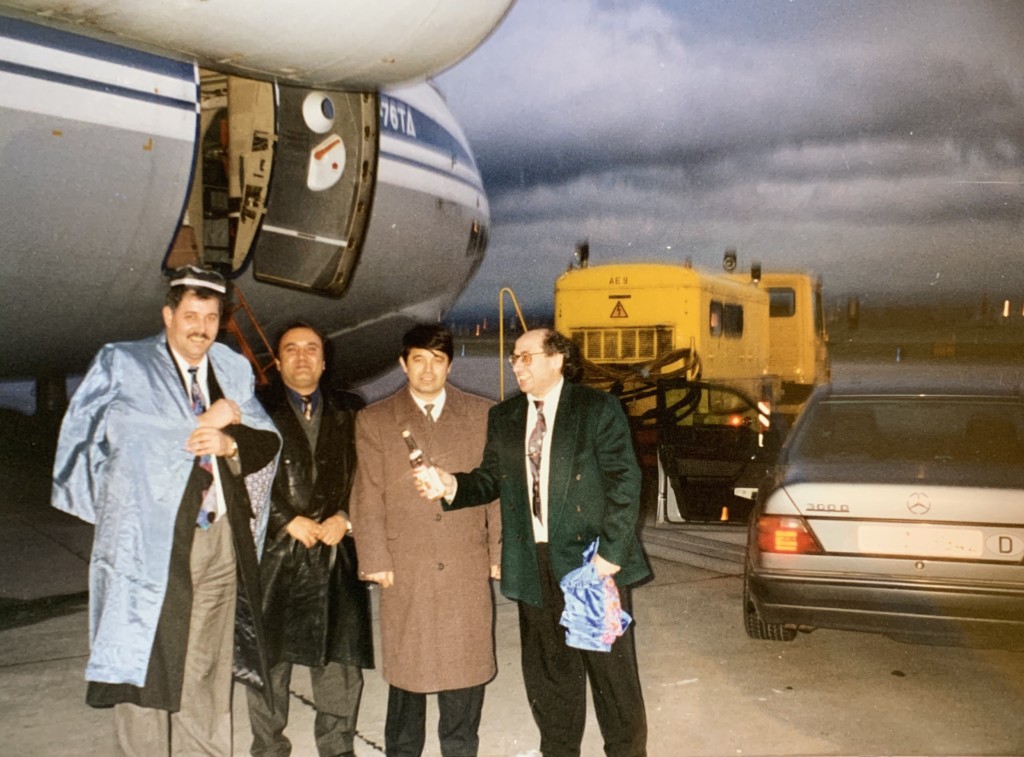 По узбекской традиции на Альберта Буссонвиля одели чапан, рядом с ним начальник президентского гаража Юлдаш Арыков; архив Буссонвиля