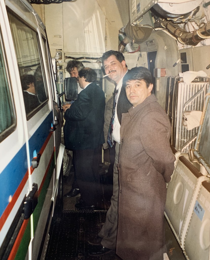 Альберт Буссонвиль и представители Узбекистана принимают подарок Исламу Каримову - бронированный автобус; архив Буссонвиля
