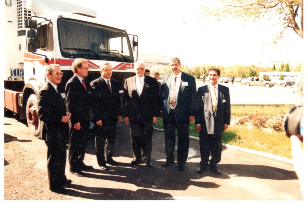 Президент Германии Роман Херцог (в центре) в апреле 1994 года в Узбекистане - слева от него Ислам Каримов, справа - Альберт Буссонвиль