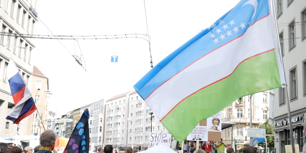 Флаг Узбекистана на митинге в Берлине 29 августа 2020 года против карантинных мер и лжепандемии; "ПАХТА"