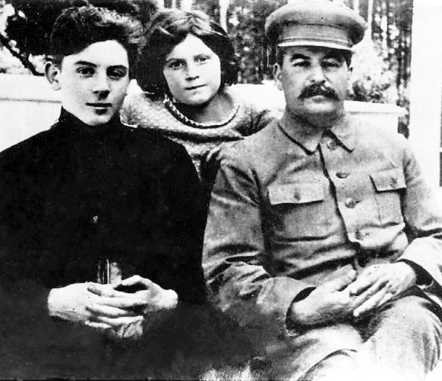 И.В. Сталин с дочерью Светланой и сыном Яковом (дедом Якова Джугашвили-младшего); архив СССР