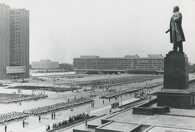 На площади имени Ленина в Ташкенте во время СССР; фото: архив