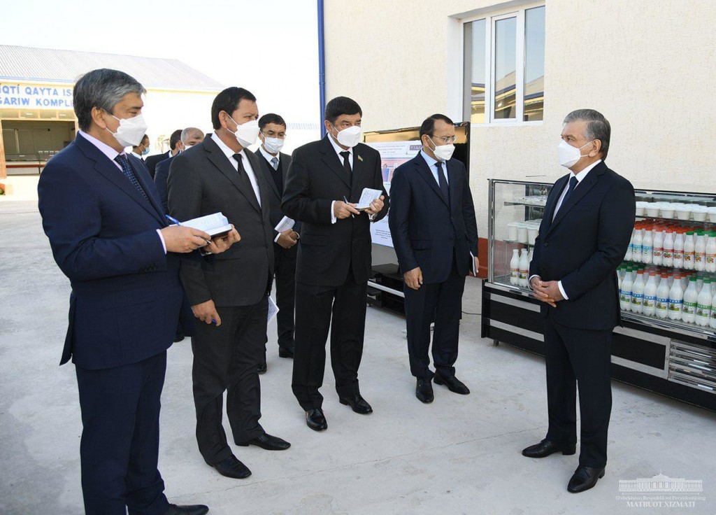 Президент Узбекистана и его подчиненные в "намордниках"; фото: пресс-служба президента РУз
