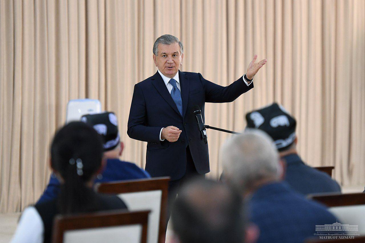 Президент Узбекистана Шавкат Мирзиёев в Сырдарьинской области 13 октября; фото: president.uz