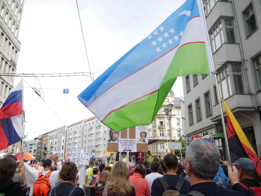 Флаг Узбекистана на митинге в Берлине 29 августа 2020 года; Ц-1