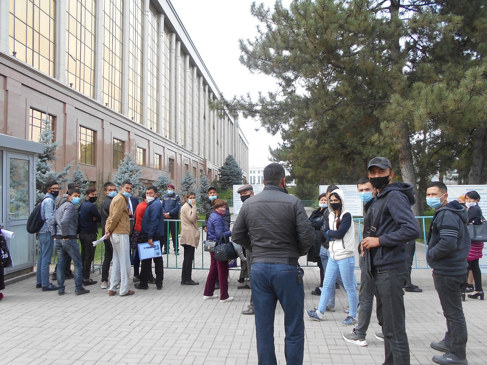 Пикет возле здания Кабмина в Ташкенте 6 октября 2020 года; фото: ПАУ