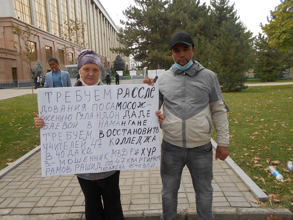 Елена Урлаева на пикете в Ташкенте 6 октября 2020 года; фото: ПАУ
