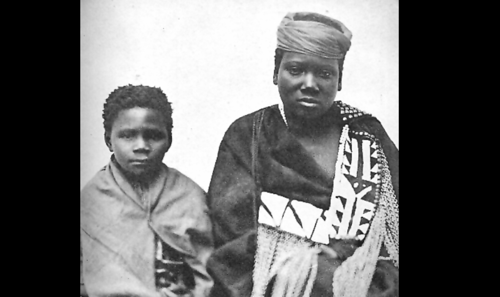 Нонгкавусе (справа) со своей последовательницей, Нонкоси; Википедия