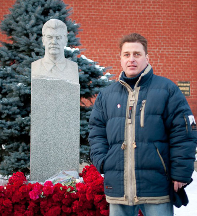 Яков Джугашвили в Москве у могилы прадеда И.В. Сталина; скриншот