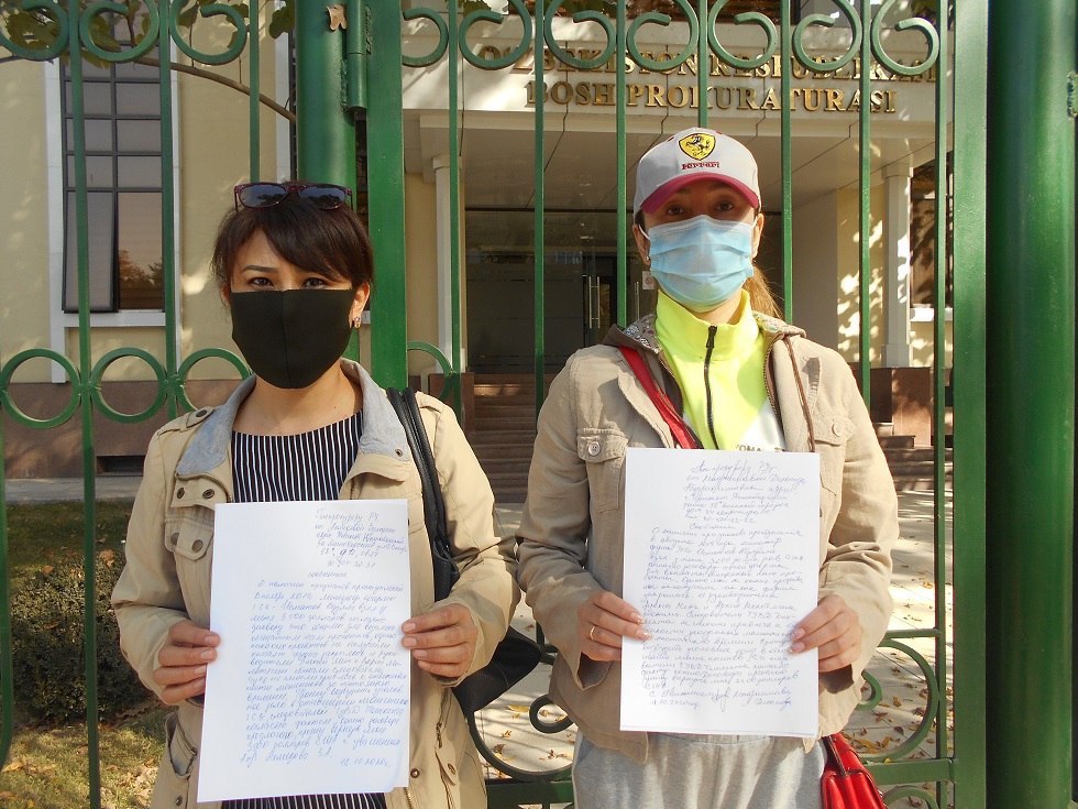 Участники пикета против мошенничества ICG в Ташкенте 18 октября 2020 года