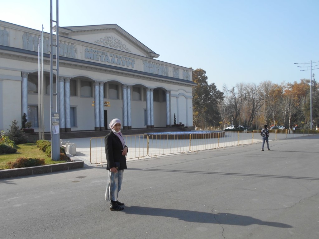 Правозащитница Солмах Ахмедова возле Дворца культуры "Металлург" в Алмалыке 5 ноября; ПАУ