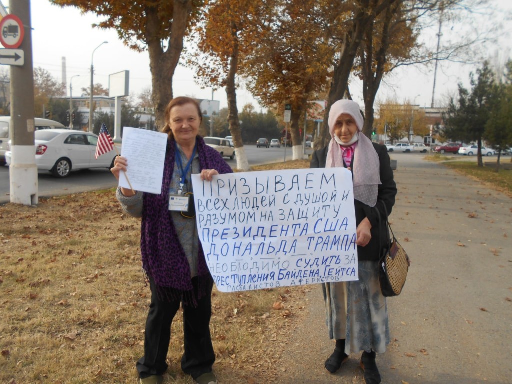 Елена Урлаева и Солмаз Ахмедова у посольства США в Ташкенте 8 ноября 2020 года; фото: ПАУ