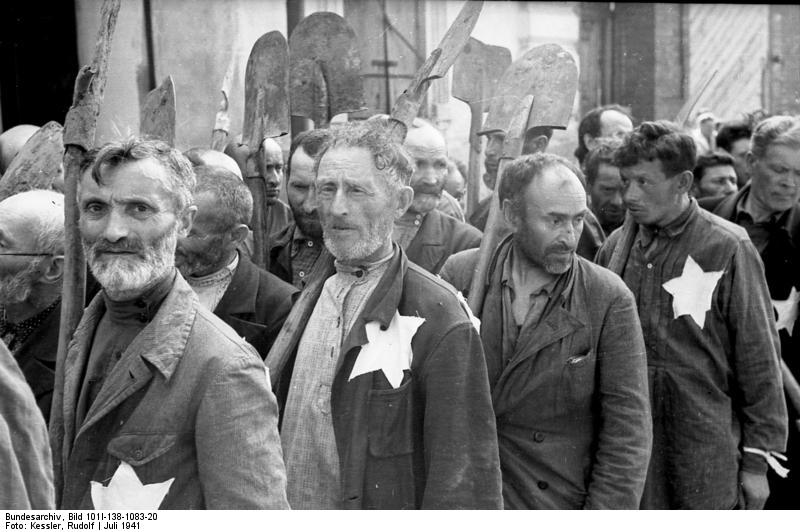 Евреи в 1941 году в в Могилеве, РСФР, захваченном немецкими фашистами; фото: Bundesarchive-Wikipedia