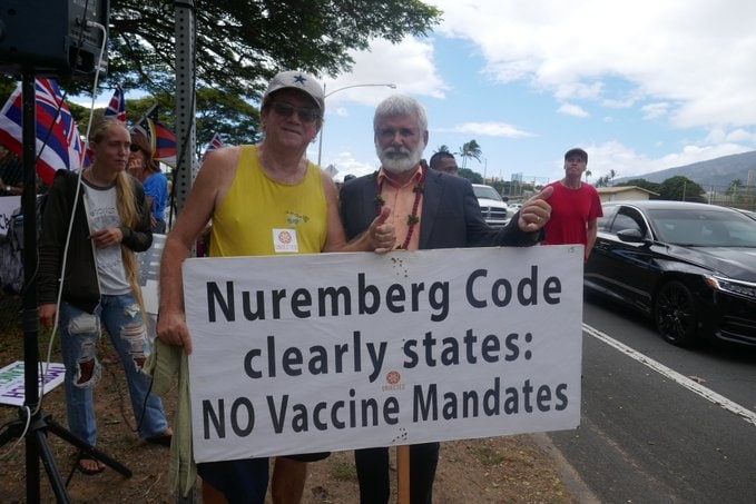 Роберт Мэлоун (справа): "Нюрнбергский код установил: нет принудительным вакцинам"; фото: Телеграм