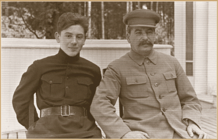 Иосиф Сталин с сыном Василием; архив СССР