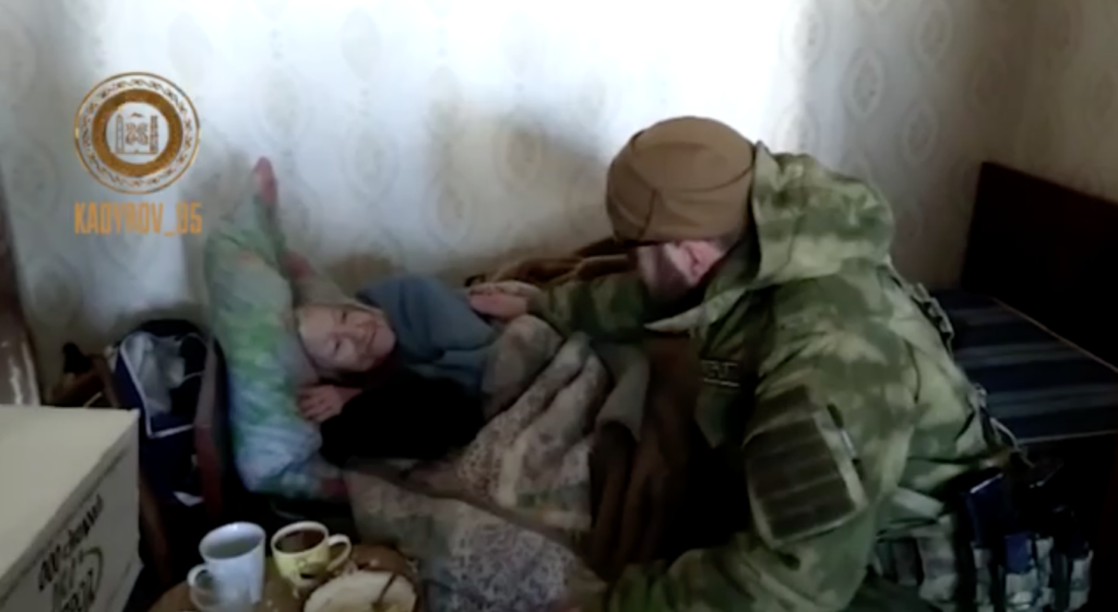 Чеченский воин принес еду оставшейся одной в квартире пожилой женщине в Мариуполе...