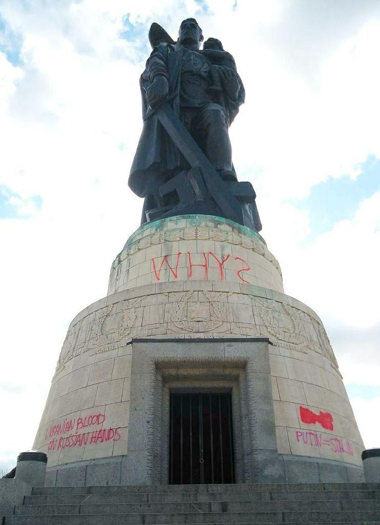 Монумент "Воину-освободителю" СССР в Берлине осквернили... 