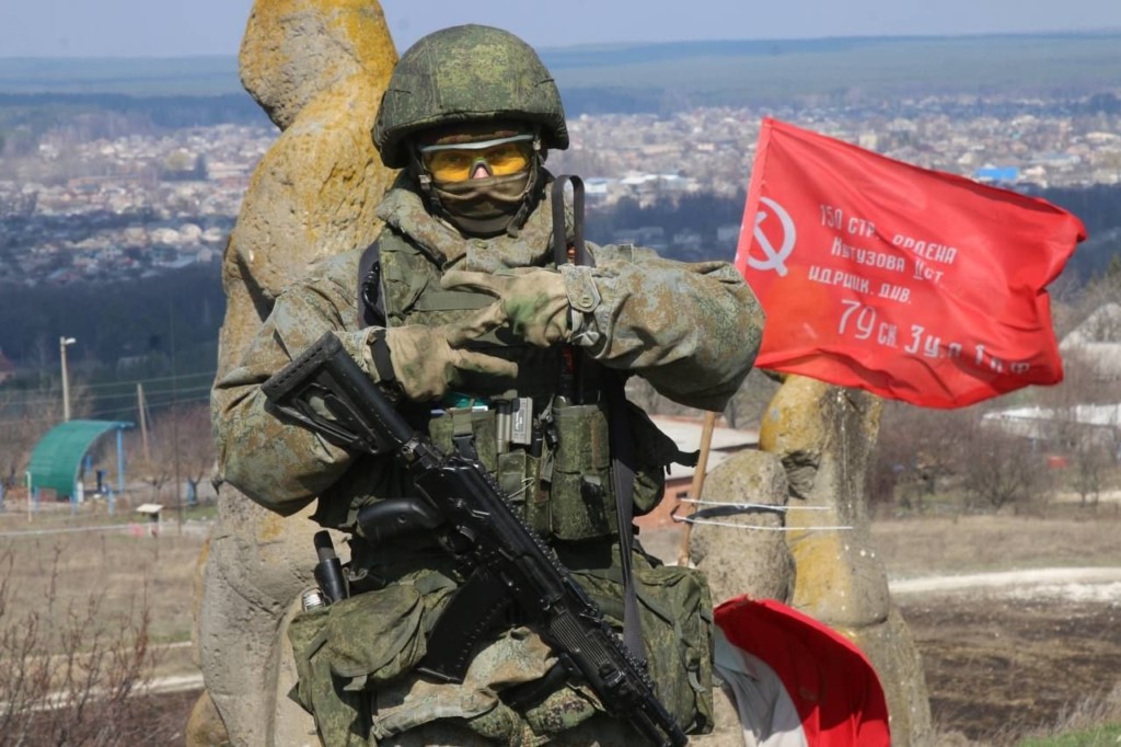 Российские военные водружают Знамя Победы СССР...