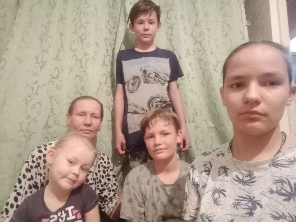 Екатерина Кириленко с четырьмя своими детьми; фото: ПАУ