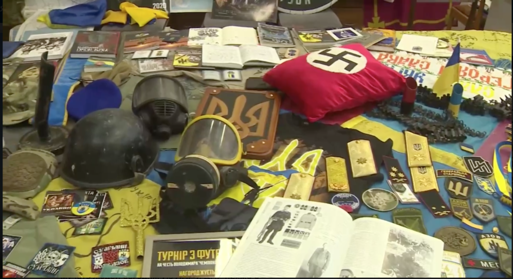 Вещи украинских националистов, съехавших с ума от гитлеровской символики; скриншот трофеев с Донбаса