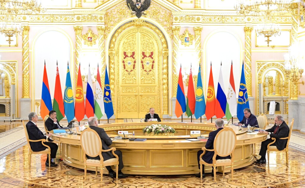 Сверкал на саммите зал, участникам же блистать было нечем; фото: Кремль