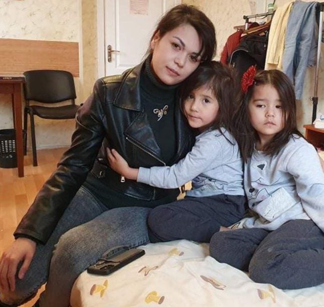 Нафосат (Шабнам) Оллошукурова с дочками; фото предоставлено Ц-1