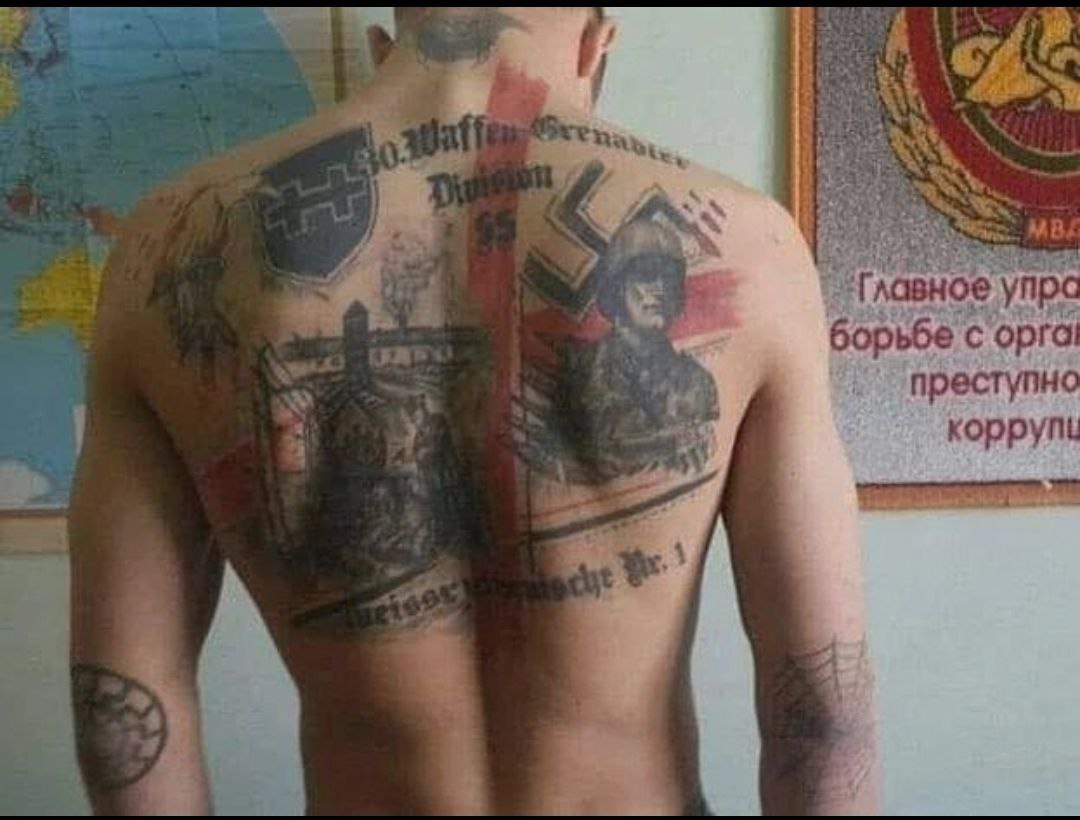 Украинский военнослужащий показывает свои татуировки... Фото: Телеграм - Олег Царев