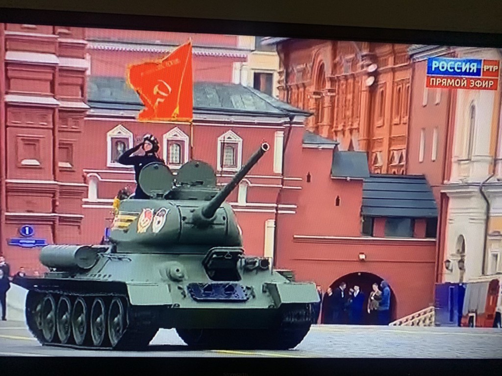 Легендарный советский танк Т-34 открыл парад военной техники в Москве в День Победы