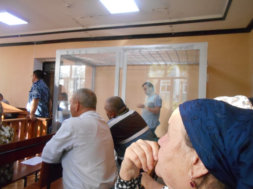 На суде, Алимардон Султанов в стеклянной клетке; Фото: ПАУ