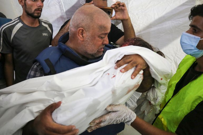 Журналист Аль-Джазиры Ваель Аль-Дахду с убитым ребенком; Аль-Джазира