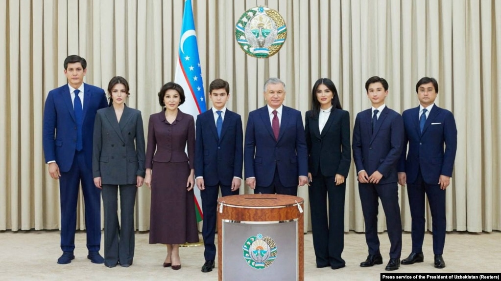 Президент Узбекистана Шавкат Мирзиеев с семьей в июле 2023 года; фото: "Озодлик"