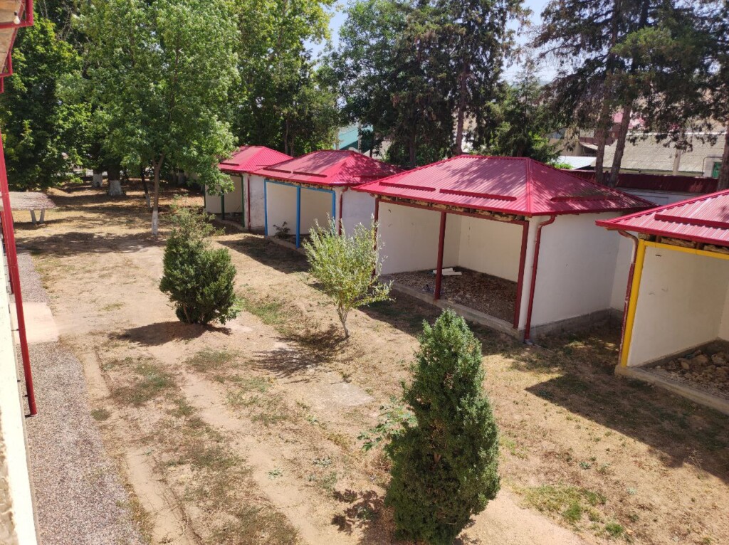 Аширов строил детский сад по стандартам СССР - с беседками, двором, игровыми площадками...