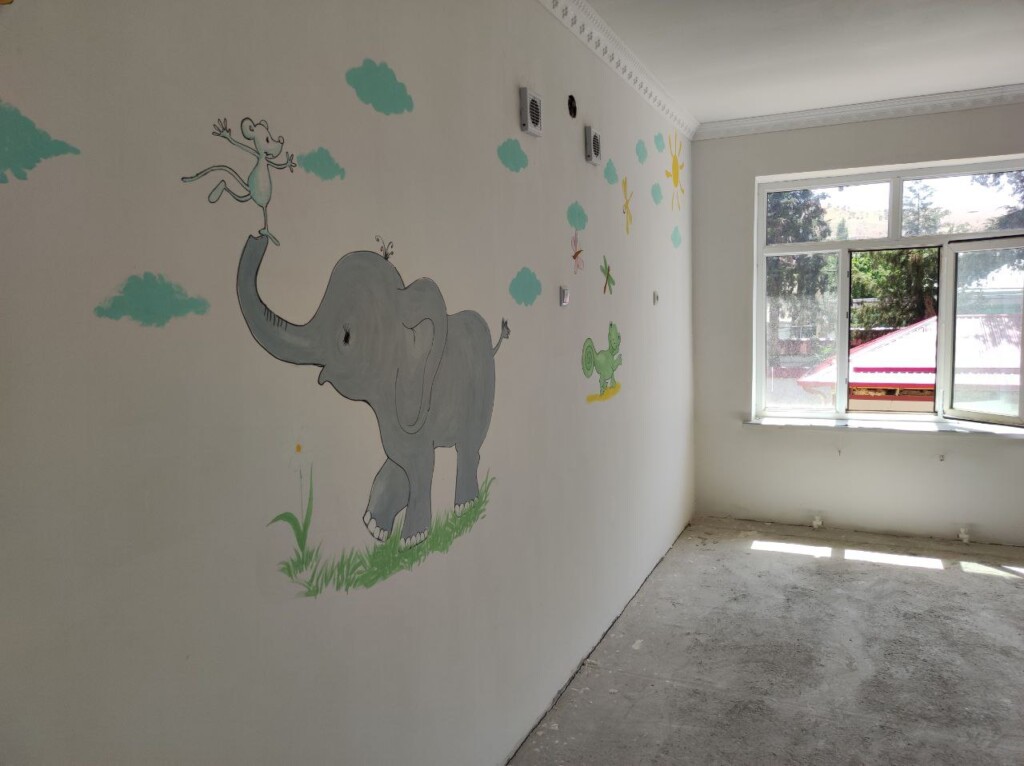 Над стенами в детском саду уже поработали художники...