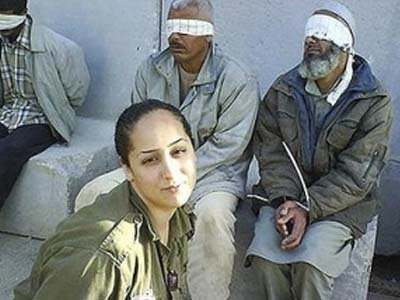 Израильская военнослужащая издевается над арестованными палестинцами... 