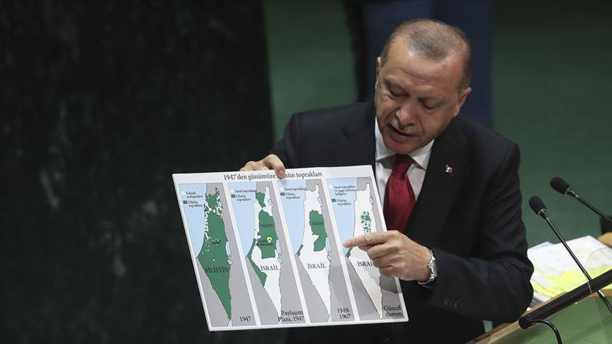 Президент Турции Реджеп Эрдоган показывает карту расширения Израиля... 