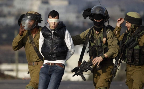 Израильские солдаты арестовали палестинца; фото: Телеграм