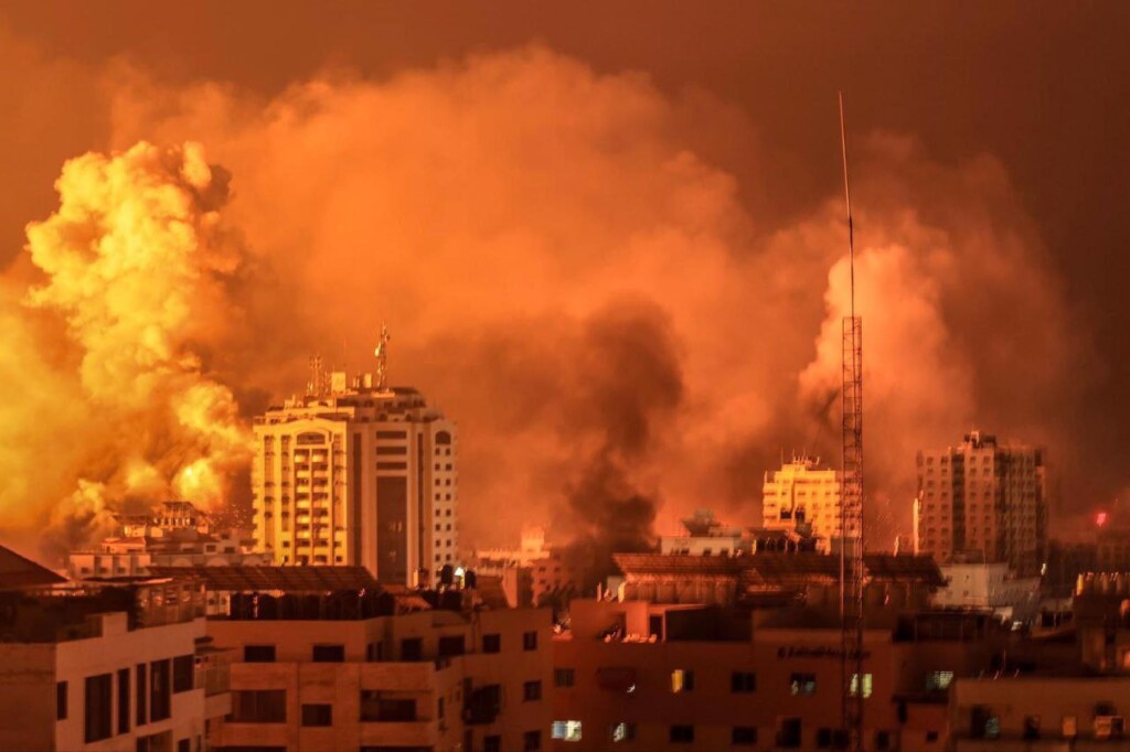 Сектор Газа подвергается непрекращающейся месяц бомбардировке...