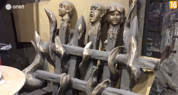 Памятник Волынской резне в Польше - отрубленные детские головы, дети на вилах...