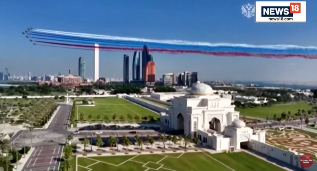 Российский триколор в небе над Абу-Даби (ОАЭ) 6 декабря 2023 года; скриншот