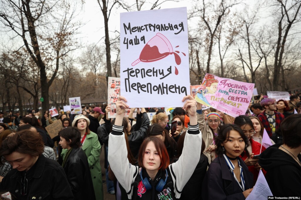 На митинге в Алматы 8 марта 2023 года - плакаты все интимнее, все бесстыднее; Фото: RFE/RL