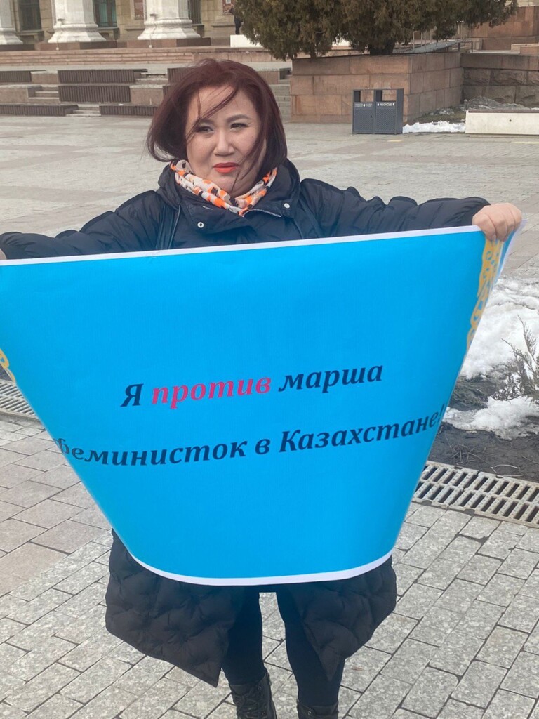Жибек Аменова на пикете в Алматы; фото: предоставлено Ц-1