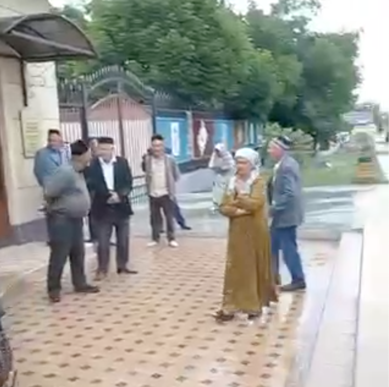 Люди собираются возле прокуратуры в Шахрисабзе 27 мая...